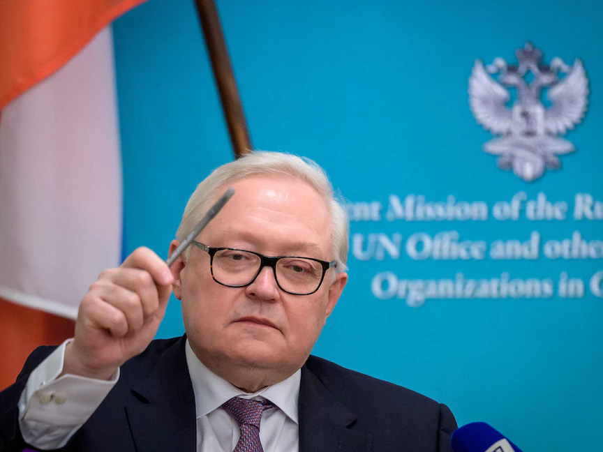 نائب وزير الخارجية الروسي سيرجي ريابكوف يتحدث خلال مؤتمر صحافي عقب محادثات مع نظيرته الأميركية في جنيف، حول التوترات المتصاعدة بشأن أوكرانيا، 10 يناير 2022 - AFP
