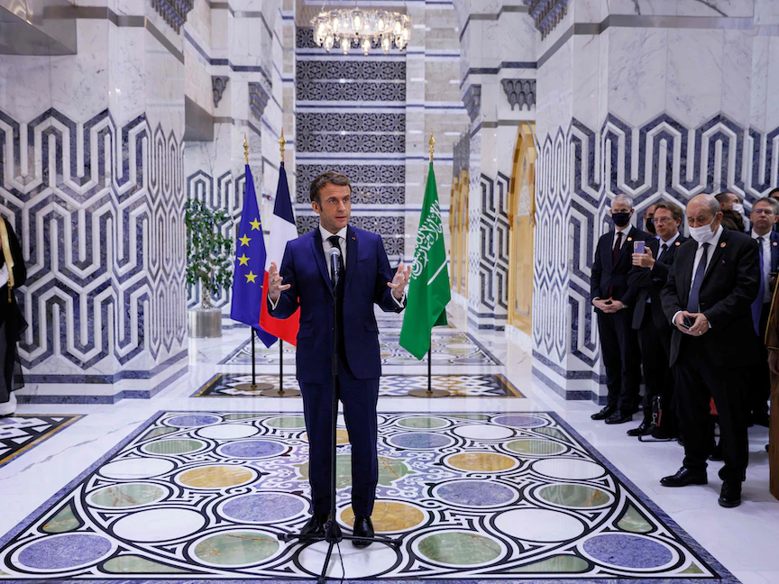 الرئيس الفرنسي إيمانويل ماكرون يتحدث للصحافة في ختام زيارته إلى السعودية في جدة. 4 ديسمبر 2021. - AFP