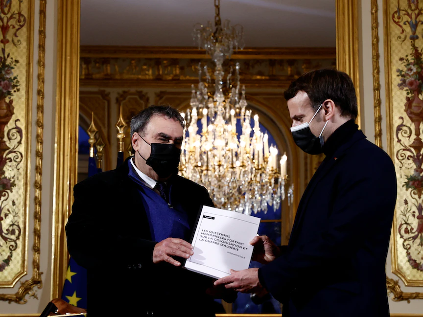 الرئيس الفرنسي ماكرون يلتقي المؤرخ بنيامين ستورا في قصر الإليزيه في باريس - 20 يناير 2021 - AFP