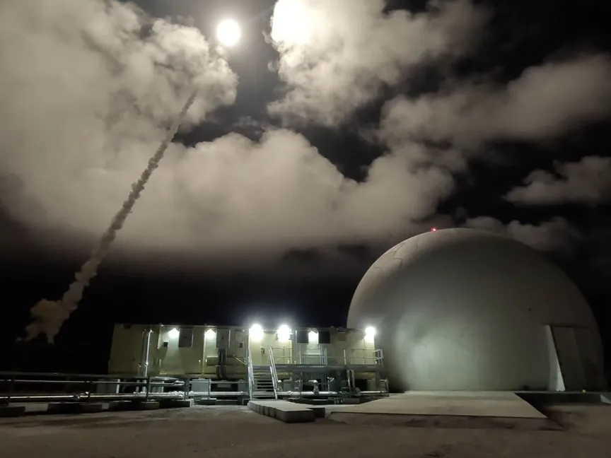 الجيش الأميركي يعترض صاروخاً باليستياً باستخدام صاروخ من طراز Missile-3 Block IIA المصمم لردع مثل هذه الصواريخ. 16 ديسمبر 2025 - X@DeptofDefense