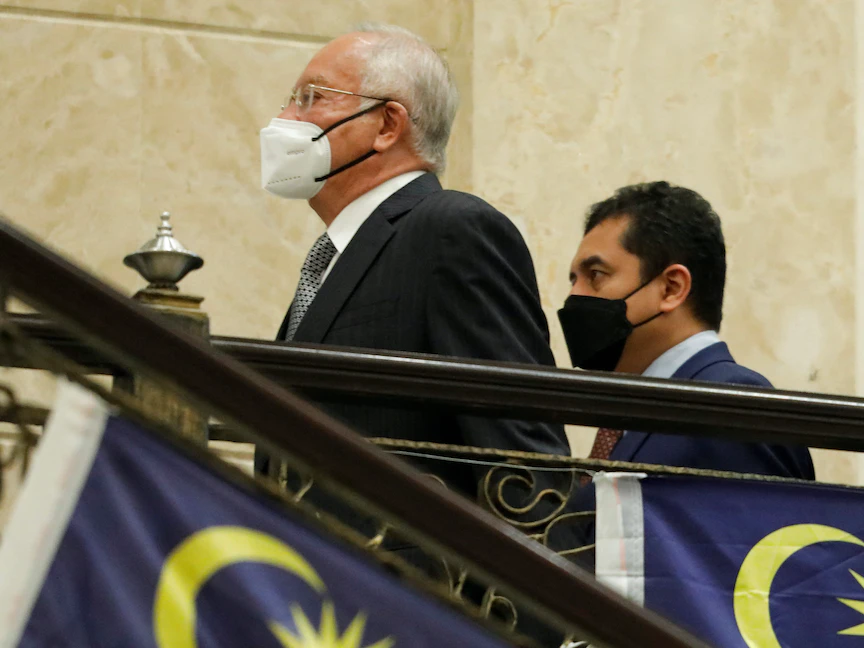 ماليزيا.. نجل رئيس الوزراء السابق المسجون يترشح في الانتخابات