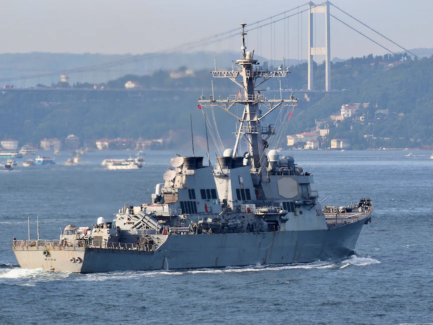 المدمرة الأميركية "يو إس إس روس" عند مرورها من مضيق البوسفور، في تركيا. 26 يونيو 2021 - REUTERS