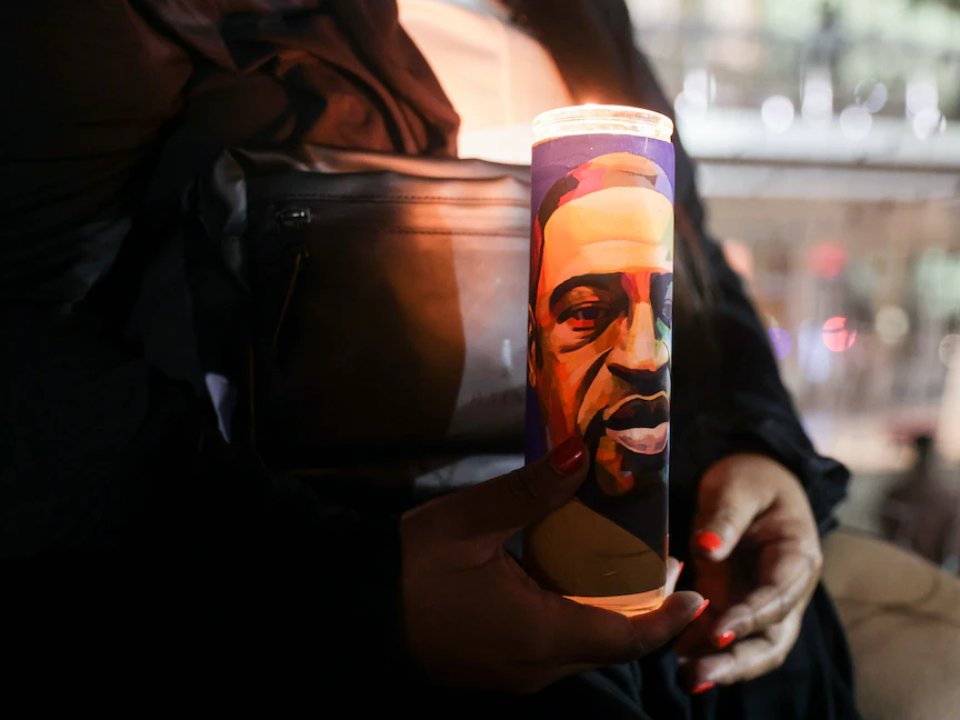 صورة جورج فلويد على شمعة في مسيرة بالتزامن مع ذكرى مرور عام على وفاته، نيويورك - REUTERS