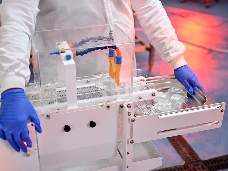 فقاعات صالحة للأكل في نهاية خط الإنتاج في شركة Notpla شرق لندن، في 24 نوفمبر 2022. - AFP