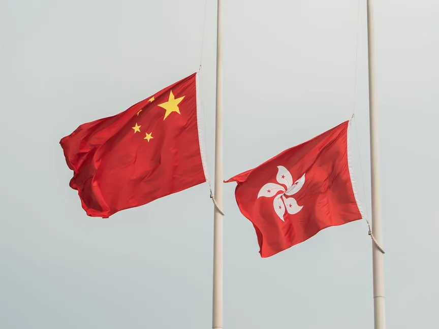 علما الصين (يسار) وهونغ كونغ (يمين) - AFP