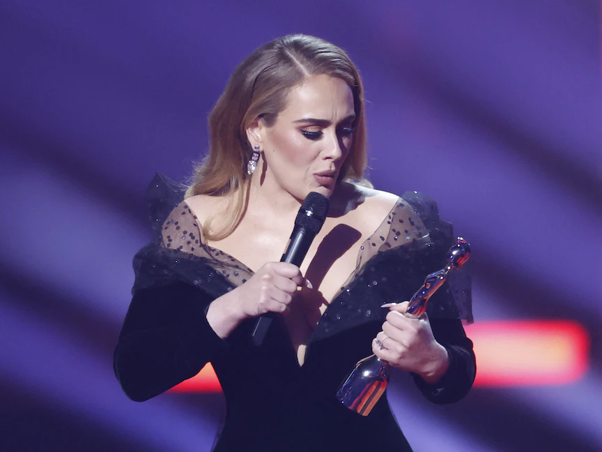 أديل تتسلم جائزة Song of the Year في حفل جوائز Brit في ساحة O2 في العاصمة البريطانية لندن. 8 فبراير 2022. - REUTERS