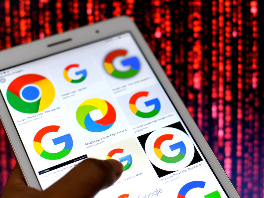 تصميم يضم عدداً من شعارات منتجات شركة غوغل على شاشة هاتف ذكي يعمل بنظام تشغيل أندرويد - SOPA Images/LightRocket via Getty images