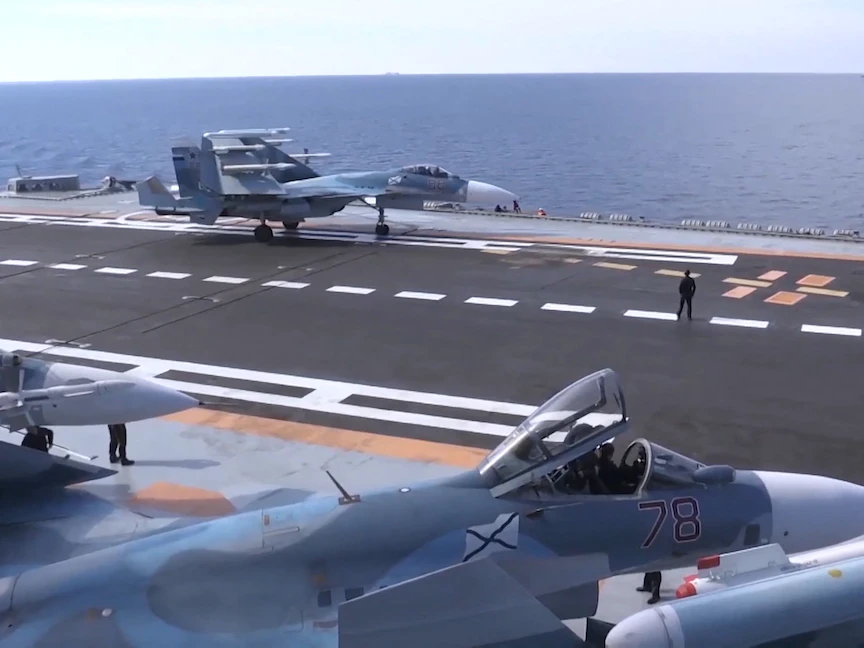 حاملة الطائرات الروسية "الأميرال كوزنيتسوف" في شرق البحر المتوسط قبالة الساحل السوري. 15 نوفمبر 2016 - AFP