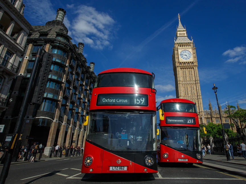 حافلات لندن الحمراء تسير في شوارع العاصمة البريطانية، وفي الخلفية برج بيج بن - Bloomberg