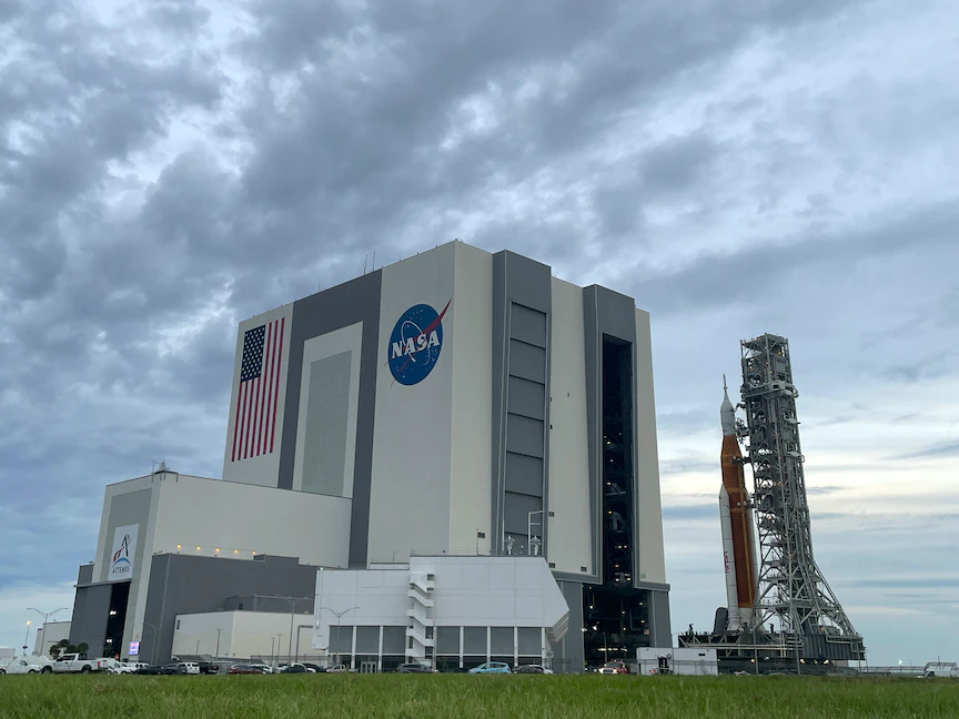 صاروخ ناسا العملاق "أرتيميس 1" أعيد بعد تأجيل المهمة إلى مبنى تجميع المركبات في قاعدة كيب كانافيرال الجوية بولاية فلوريدا- 27 سبتمبر 2022 - REUTERS