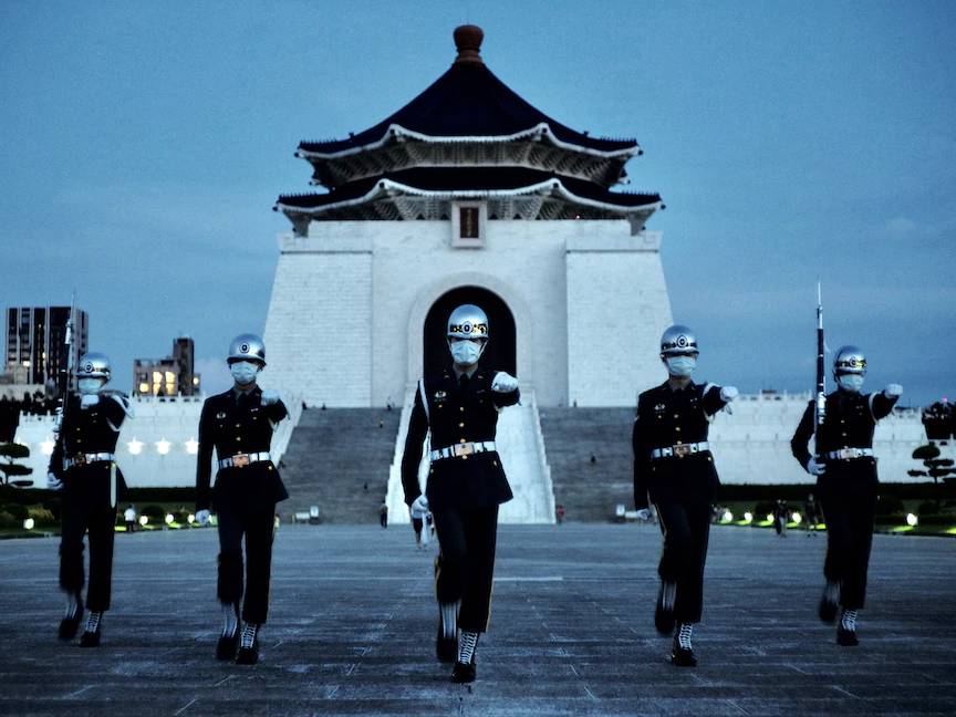 حرس شرف أمام قاعة تشيانغ كاي شيك التذكارية في تايبيه - 22 سبتمبر 2021 - AFP