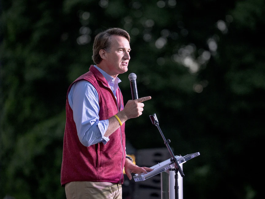 حاكم ولاية فيرجينيا جلين يونجكين يتحدث خلال تجمّع انتخابي في ميشيغان - 27 أغسطس 2022 - Bloomberg