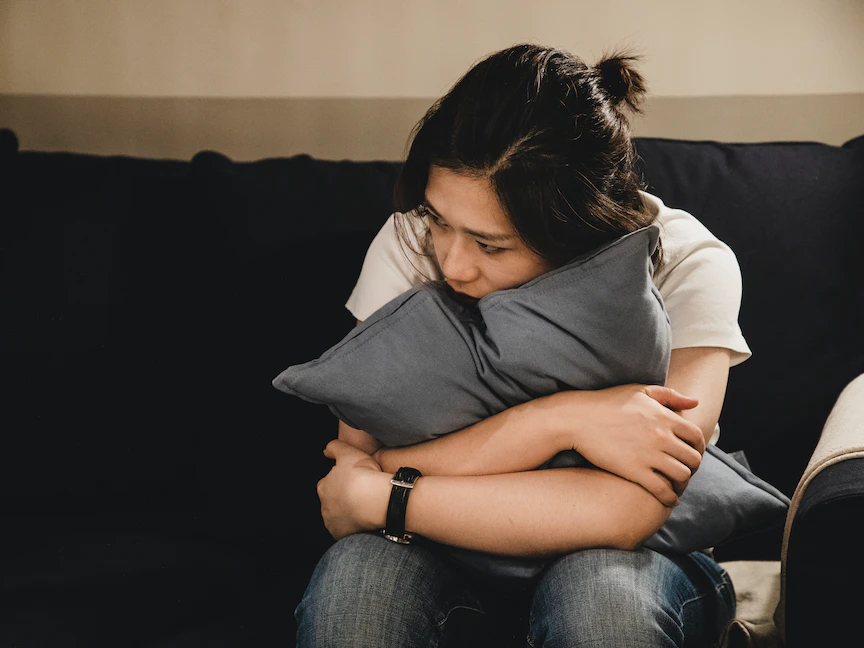 تشنجات الطمث تتسبب بآلام في أسفل البطن - Getty Images