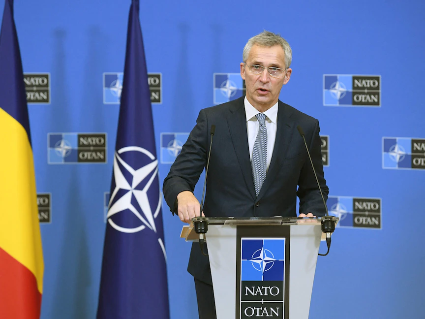 الأمين العام لحلف الناتو ينس ستولتنبرج يتحدث خلال مؤتمر صحافي مشترك مع رئيس الوزراء الروماني عقب اجتماعهما الثنائي في مقر الناتو، بروكسل - 21 ديسمبر 2021 - AFP