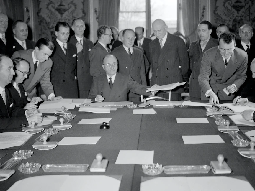 وزير الخارجية الفرنسي روبير شومان يوقع خطة تأسيس "الجماعة الأوروبية للفحم والصلب" في باريس- مارس 1951 - AFP