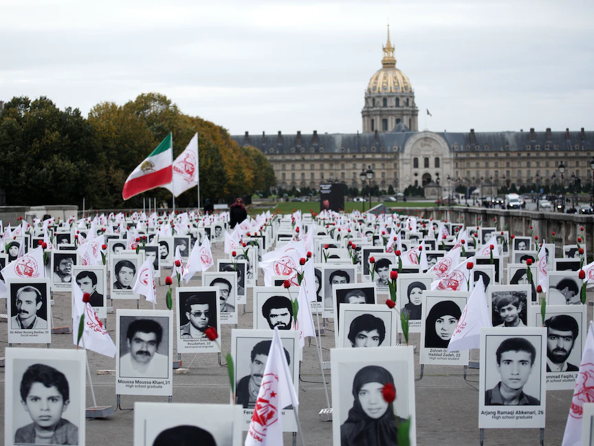 معرض تذكاري لسجناء سياسيين إيرانيين نظمته جماعة معارضة بالخارج في ساحة قصر إنفاليد في باريس. - REUTERS