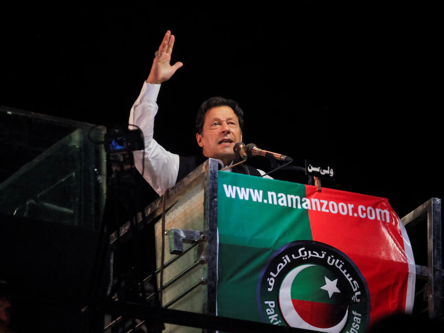 رئيس الوزراء الباكستاني السابق عمران خان يلقي كلمة أمام أنصاره في لاهور- 21 أبريل 2022 - REUTERS