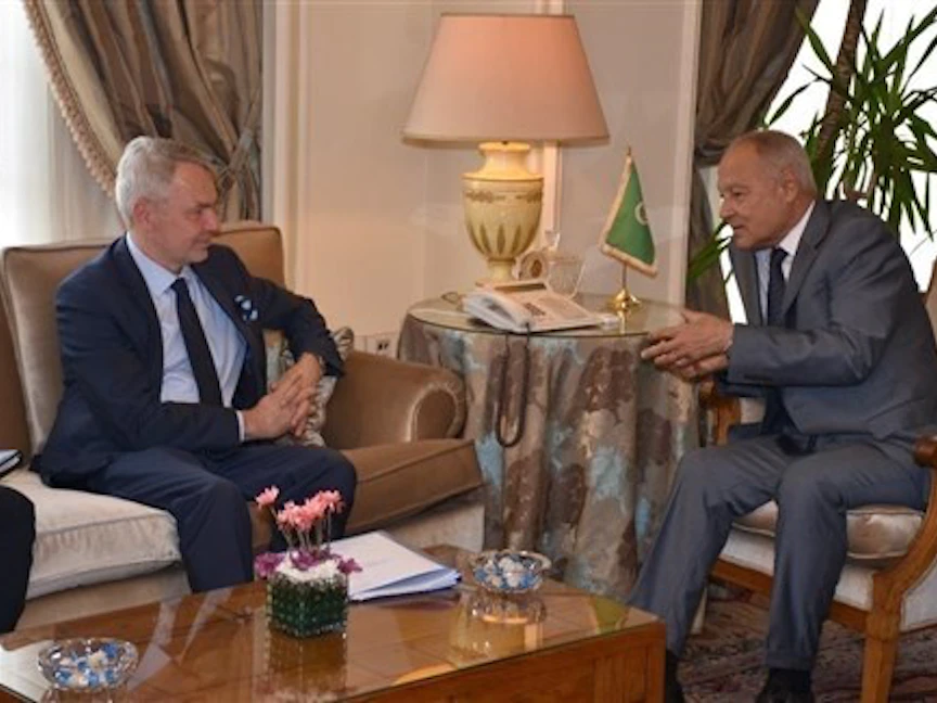 الأمين العام لجامعة الدول العربية أحمد أبو الغيط، في لقاء سابق مع وزير خارجية فنلندا مبعوث الاتحاد الأوروبي بيكا هافيستو - "سونا"