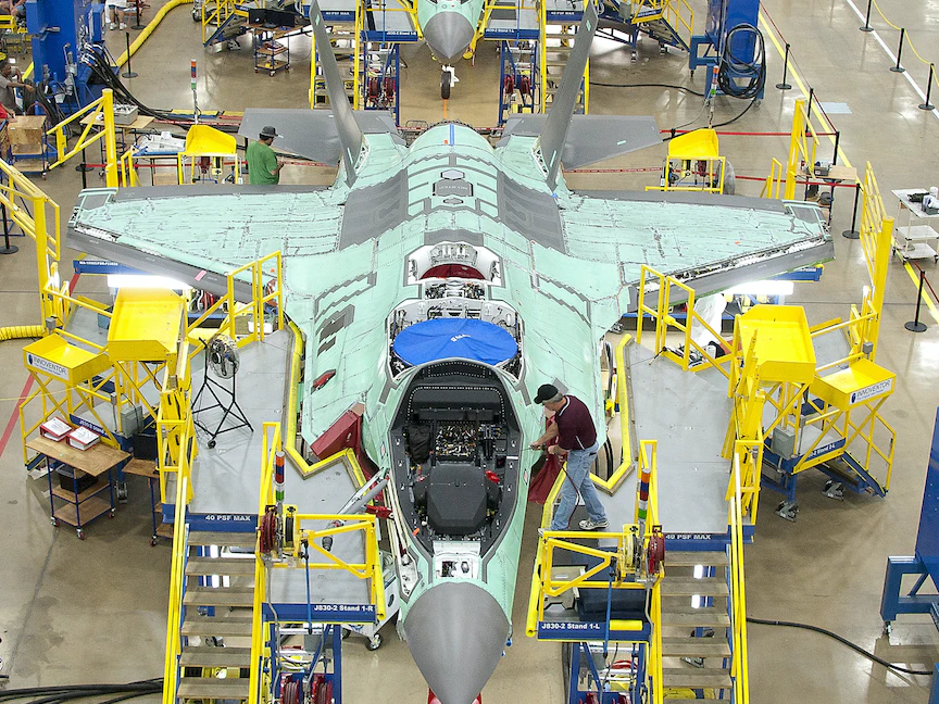 عمال على الخط المتحرك ومناطق تجميع المقاتلة الأميركية "إف 35" في مصنع لوكهيد مارتن الواقع في فورت وورث بولاية تكساس الأميركية - REUTERS