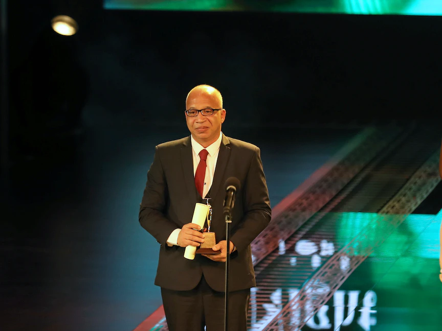 شريف دسوقي يحمل جائزة أفضل ممثل في الدورة 40 لمهرجان القاهرة السينمائي الدولي 2018 - REUTERS