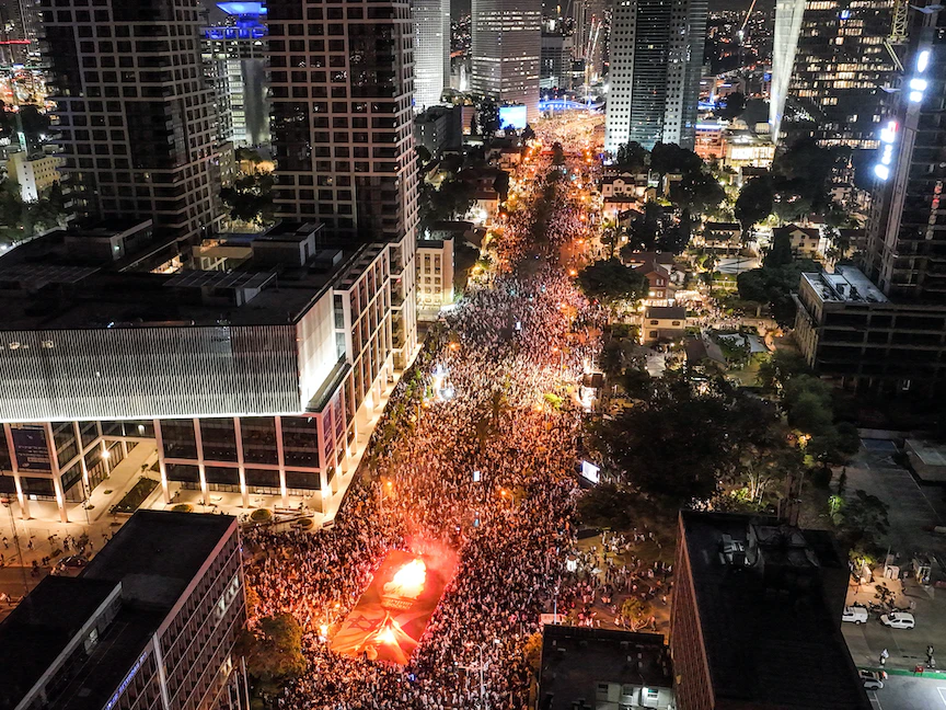 جانب من الاحتجاجات في إسرائيل ضد الائتلاف اليميني لرئيس الوزراء بنيامين نتنياهو وإصلاحاته القضائية المقترحة، تل أبيب. 25 أبريل 2023 - REUTERS