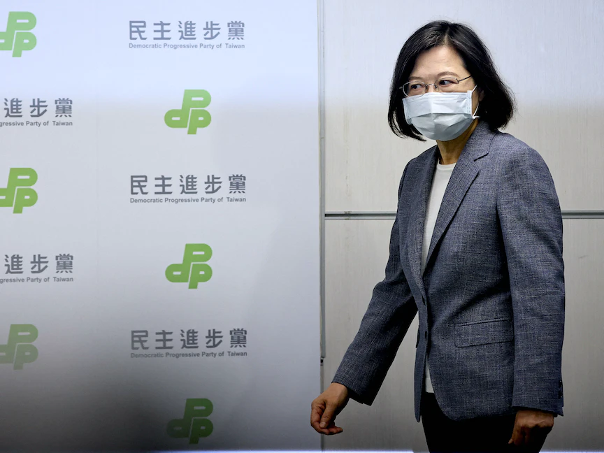 الرئيسة التايوانية تساي إينج-وين قبل مؤتمر صحافي في يوم الانتخابات المحلية بالعاصمة تايبيه- 26 نوفمبر 2022 - REUTERS