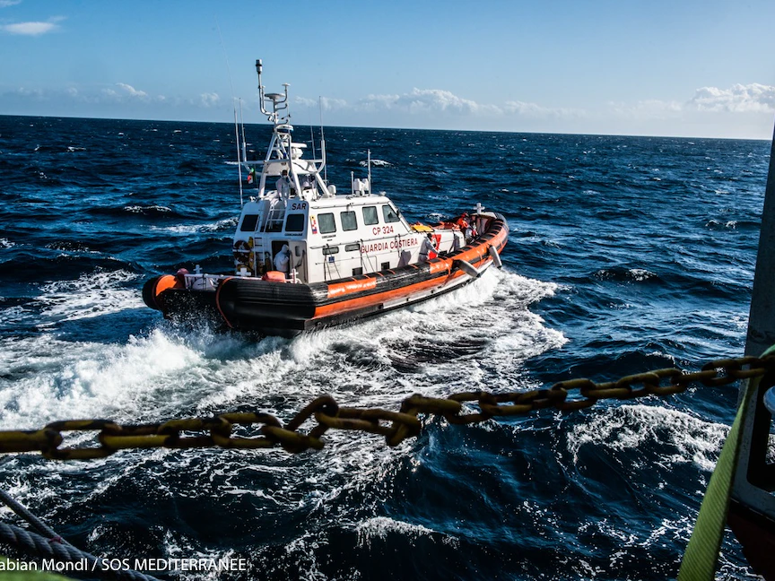 إحدى السفن التابعة منظمة "إس.أو.إس مديتيرانيه" الفرنسية للأعمال الإنسانية - twitter.com/SOSMedIntl
