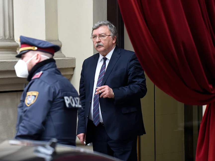 ميخائيل أوليانوف مندوب روسيا لدى المنظمات الدولية خلال محادثات فيينا لإحياء الاتفاق النووي مع إيران - 7 مايو 2021 - Getty Images