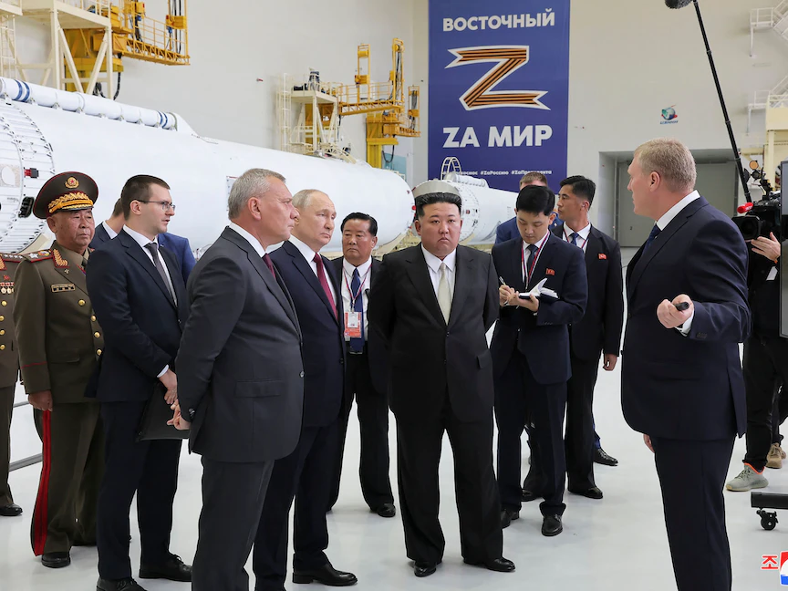 الزعيمان الكوري الشمالي كيم جونج أون (وسط) والروسي فلاديمير بوتين أثناء زيارتهما لقاعدة فوستوشني الفضائية بروسيا. في 13 سبتمبر 2023 - AFP