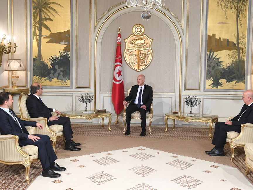 الرئيس التونسي قيس سعيّد خلال استقبال مدير إدارة الشرق الأوسط وآسيا الوسطى في صندوق النقد الدولي جهاد أزعور، تونس، 21 يونيو 2022 - facebook.com/Presidence.tn