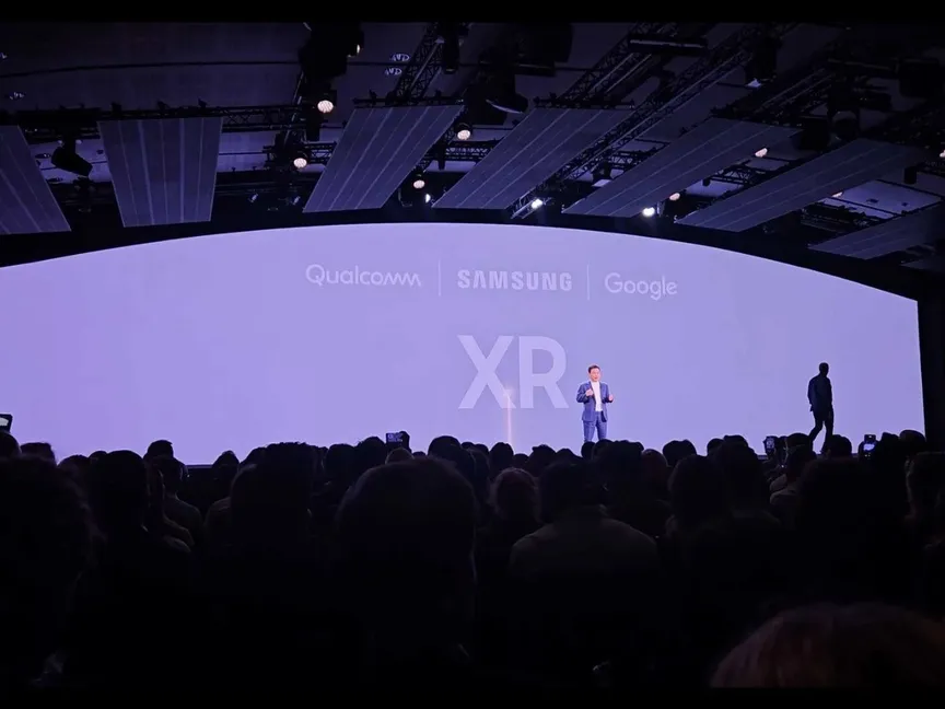 مدير قطاع تجارب الموبايل في سامسونج تي إم روه يعلن موعد إطلاق سامسونج لنظارتها الذكية للواقع المختلط بالتعاون مع جوجل وكوالكوم خلال مؤتمر الشركة Unpacked 2024 في باريس. - Samsung
