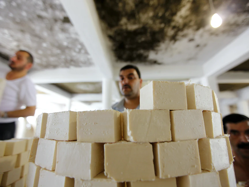 تكديس قطع الصابون في أبراج مجوفة بمصنع للصابون في مدينة نابلس بالضفة الغربية - REUTERS