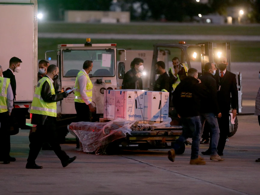 وصول أول شحنة من لقاح "فايزر" إلى مطار بيروت الدولي - 13 فبراير 2021 - REUTERS