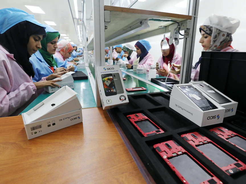 عمال في مصنع الهاتف المحمول في أسيوط، مصر، 30 سبتمبر 2018 - REUTERS