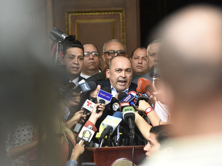 فرانسيسكو توريالبا، عضو وفد الحكومة الفنزويلية للتفاوض مع المعارضة، يتحدث قبل اجتماع في كراكاس - Bloomberg