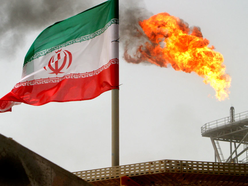 شعلة غاز على منصة لانتاج النفط بجانب العلم الايراني - 25 يوليو 2005 - REUTERS