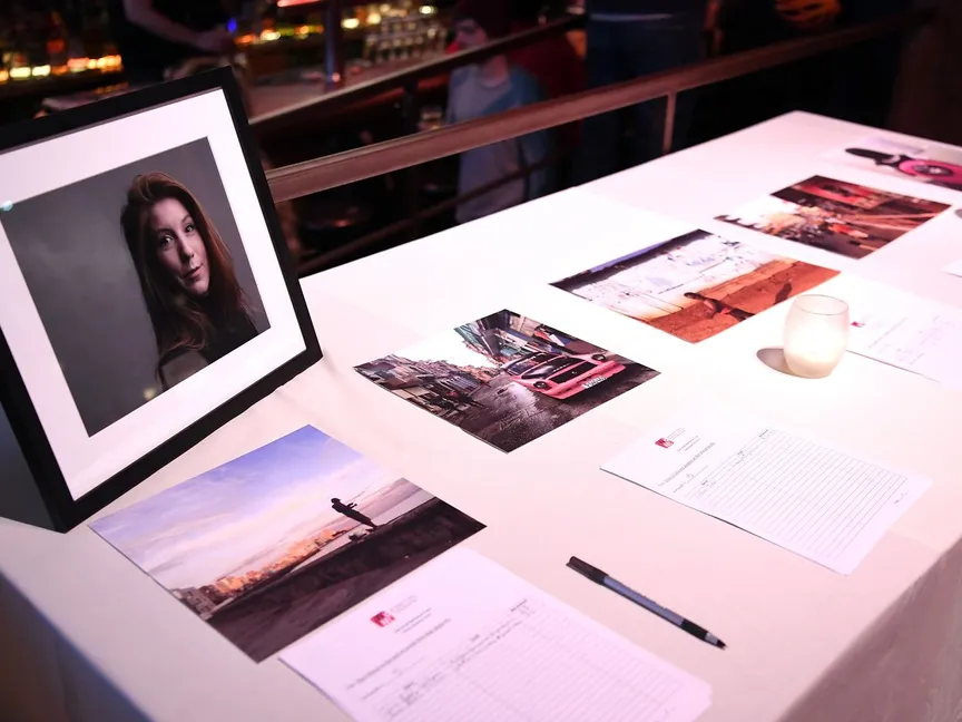 صورة الصحافية الراحلة كيم فال داخل إطار خشبي - AFP