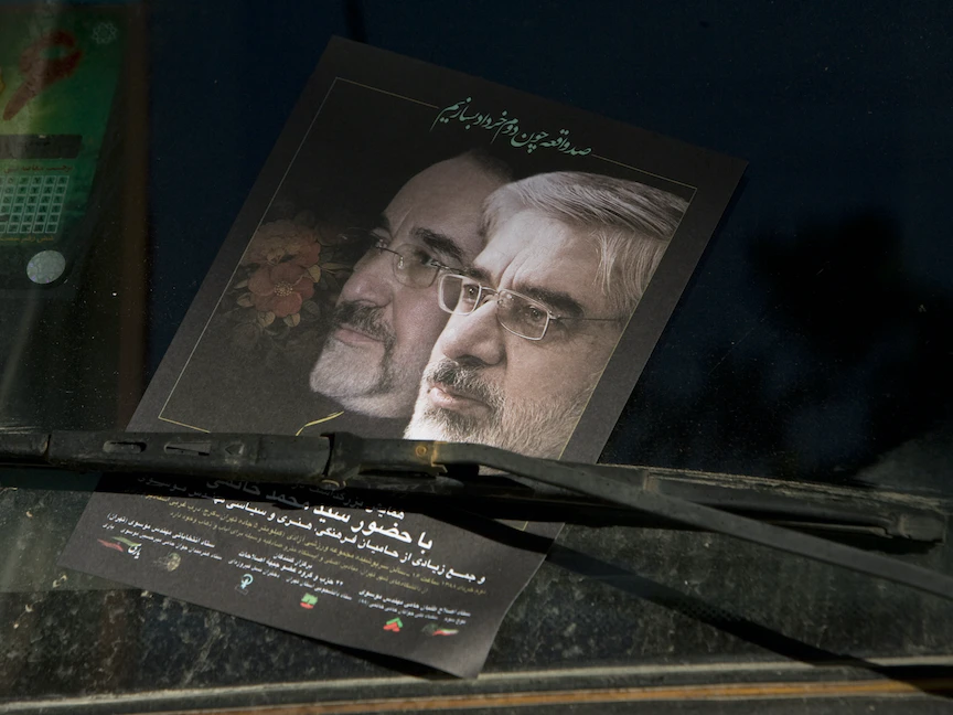 صورة للرئيس الإيراني السابق محمد خاتمي، ورئيس الوزراء الإيراني السابق مير حسين موسوي في طهران - REUTERS