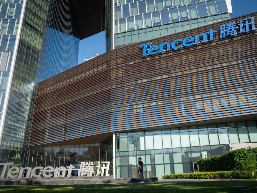 شعار شركة "تنسنت" على مقرها في مدينة شنزن الصينية - 19 نوفمبر 2020 - Bloomberg