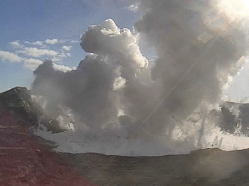 ارتفاع الرماد مئات الأمتار في السماء من بركان "تال"، مقاطعة باتانجاس، الفلبين - 26 مارس 2022. - AFP