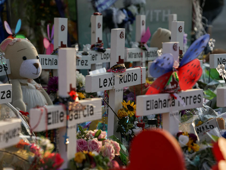 تذكارات وضعتها عائلات ضحايا حادث إطلاق نار أودى بحياة 19 طفلاً ومدرسيين اثنين في تكساس- 30 مايو 2022 - REUTERS