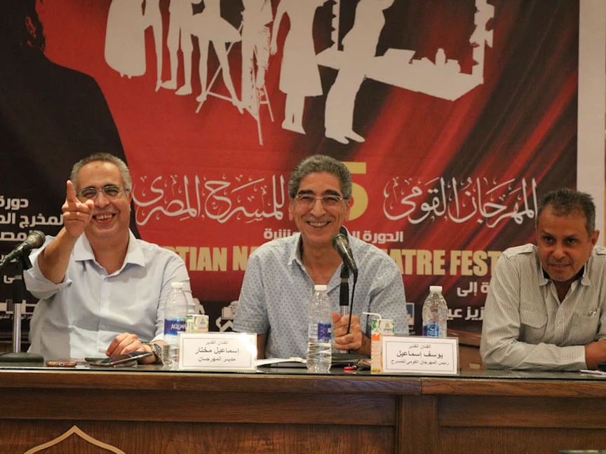 جانب من المؤتمر الصحافي لرئيس المهرجان القومي للمسرح المصري يوسف إسماعيل (وسط) في القاهرة - 19 يوليو 2022. - www.facebook.com/ntfeg/