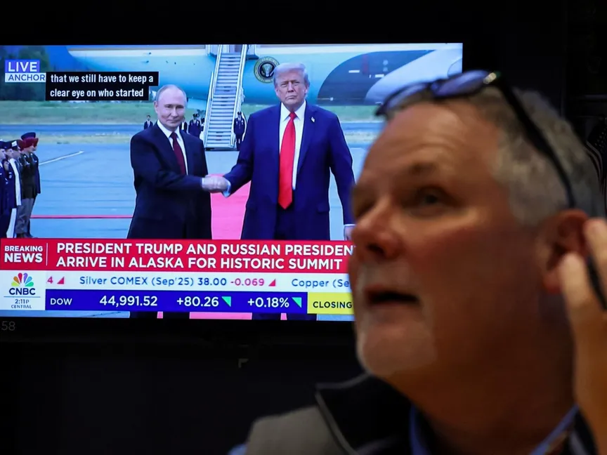جانب من بورصة نيويورك خلال استقبال الرئيس الأميركي دونالد ترمب الرئيس الروسي فلاديمير بوتين. 15 أغسطس 2025 - REUTERS