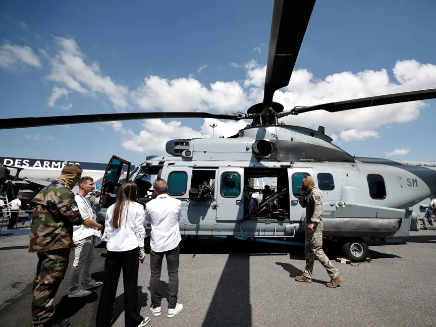 طائرة هليكوبتر إيرباص من طراز H225M كاراكال خلال المعرض الجوي الدولي 55 في باريس بمطار لو بورجيه بالقرب في فرنسا. 16 يونيو 2025 - Reuters