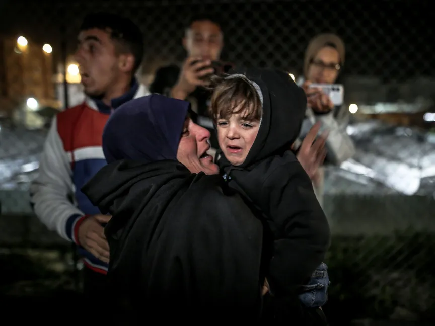 فلسطينيون يعودون إلى قطاع غزة بعد تلقيهم العلاج في المستشفيات المصرية. خان يونس. 02 فبراير 2026 - Getty Images