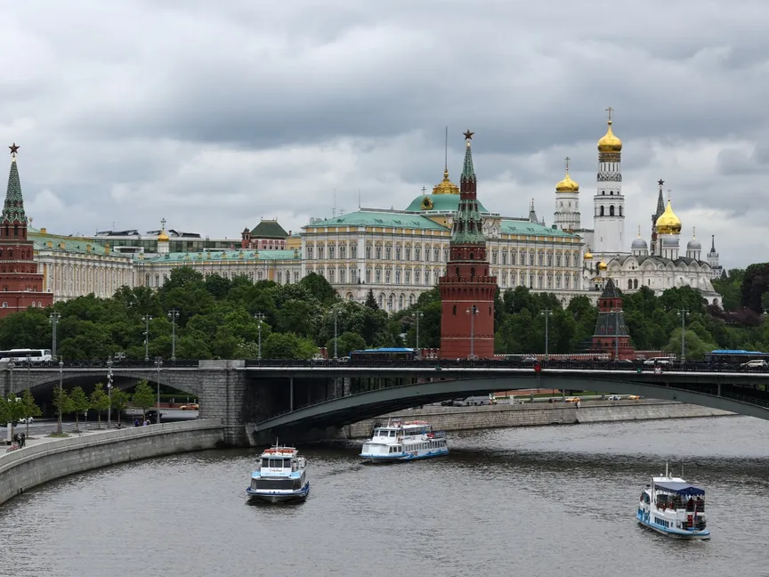 بين الاتهامات والوساطة.. كيف تتفاعل روسيا مع حرب إيران؟