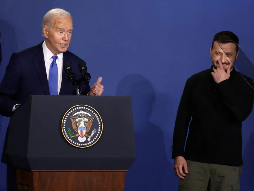 الرئيس الأميركي جو بايدن يتحدث في اجتماع اتفاق أوكرانيا، بينما يقف الرئيس الأوكراني فولوديمير زيلينسكي بجانبه، على هامش قمة الناتو في واشنطن، الولايات المتحدة. 11 يوليو 2024 - Reuters