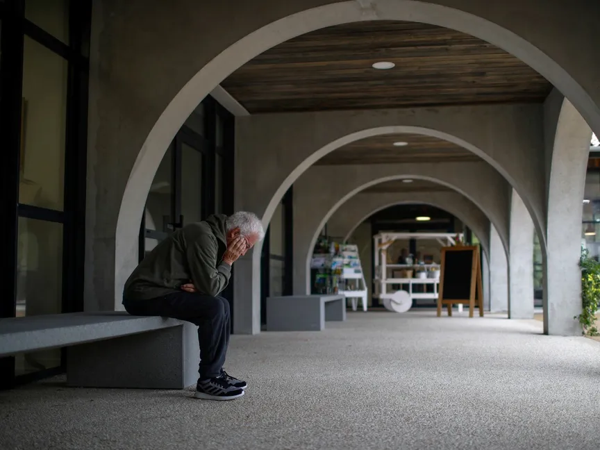 مريض بألزهايمر يجلس على مقعد بعد نزهة في مكان مخصص للمصابين بهذا المرض في فرنسا. 24 سبتمبر 2020 - Reuters