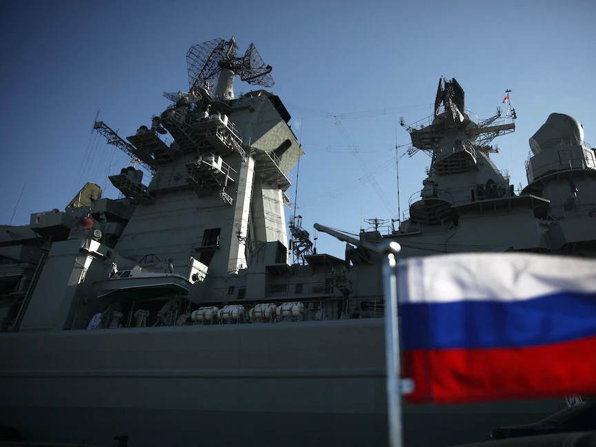 العلم الروسي على طراد الصواريخ الثقيلة الذي يعمل بالطاقة النووية "بيوتر فيليكي" في مرفأ ليماسول القبرصية. 14 فبراير 2014 - AFP