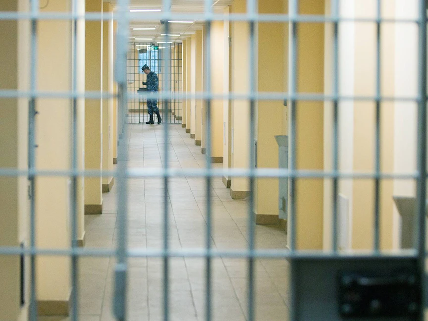 رجل أمن داخل أحد السجون الروسية - Getty Images